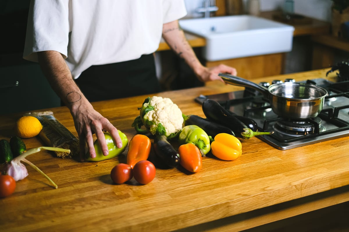 Frisches Essen wird in der Küche zubereitet